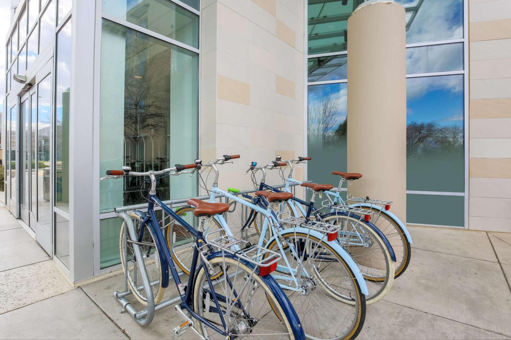 Hyatt Place Uc דיוויס מראה חיצוני תמונה